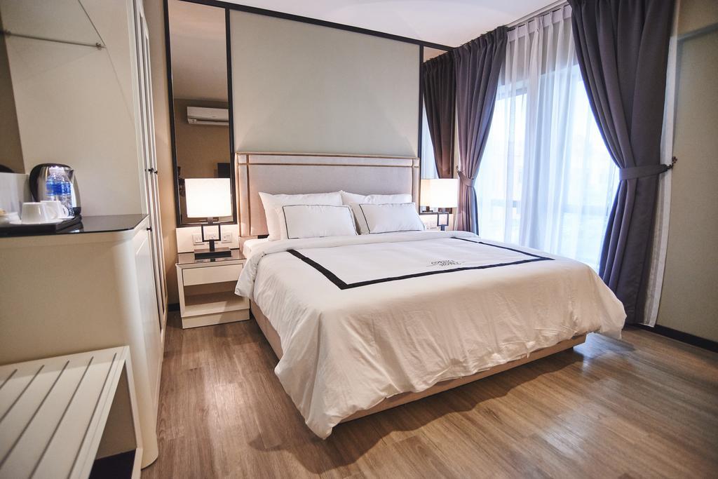 Corsica Hotel Kulai Exteriör bild