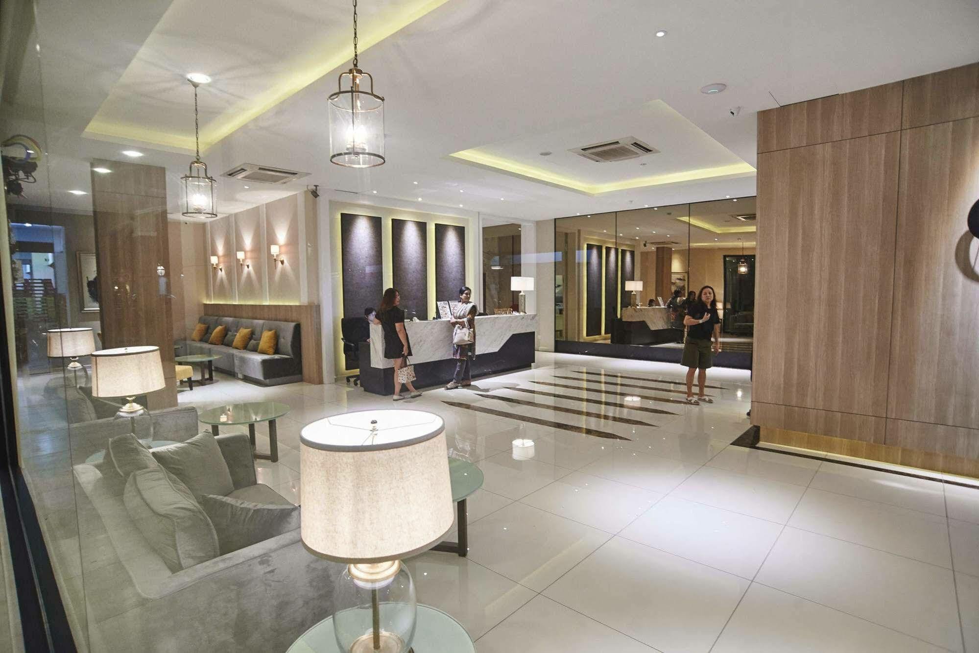 Corsica Hotel Kulai Exteriör bild