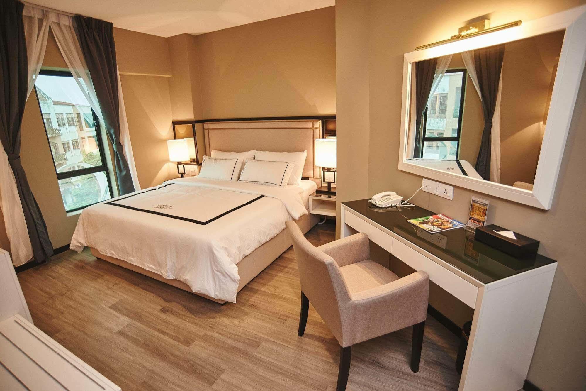 Corsica Hotel Kulai Exteriör bild