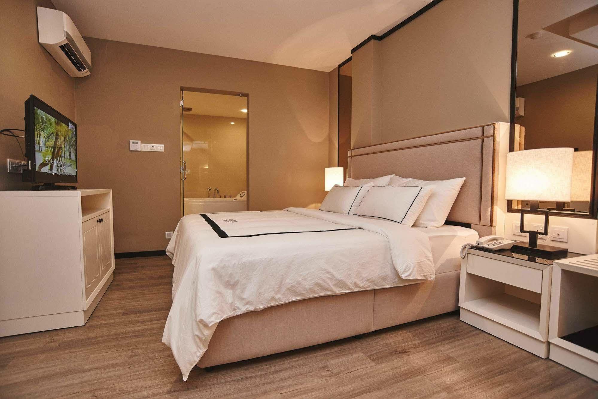 Corsica Hotel Kulai Exteriör bild