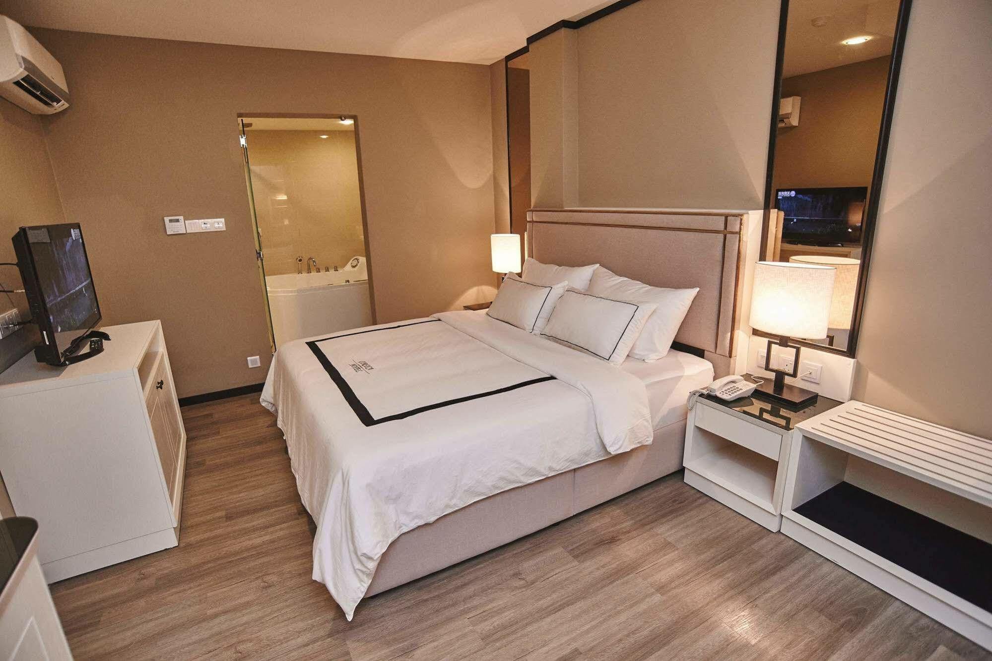 Corsica Hotel Kulai Exteriör bild