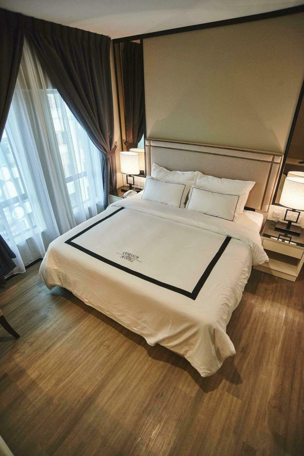 Corsica Hotel Kulai Exteriör bild